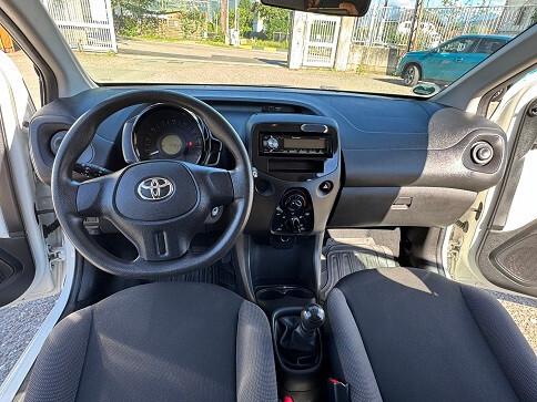 Toyota Aygo 1.0 VVT-i 69 CV 5 porte x-clusiv Black & White
