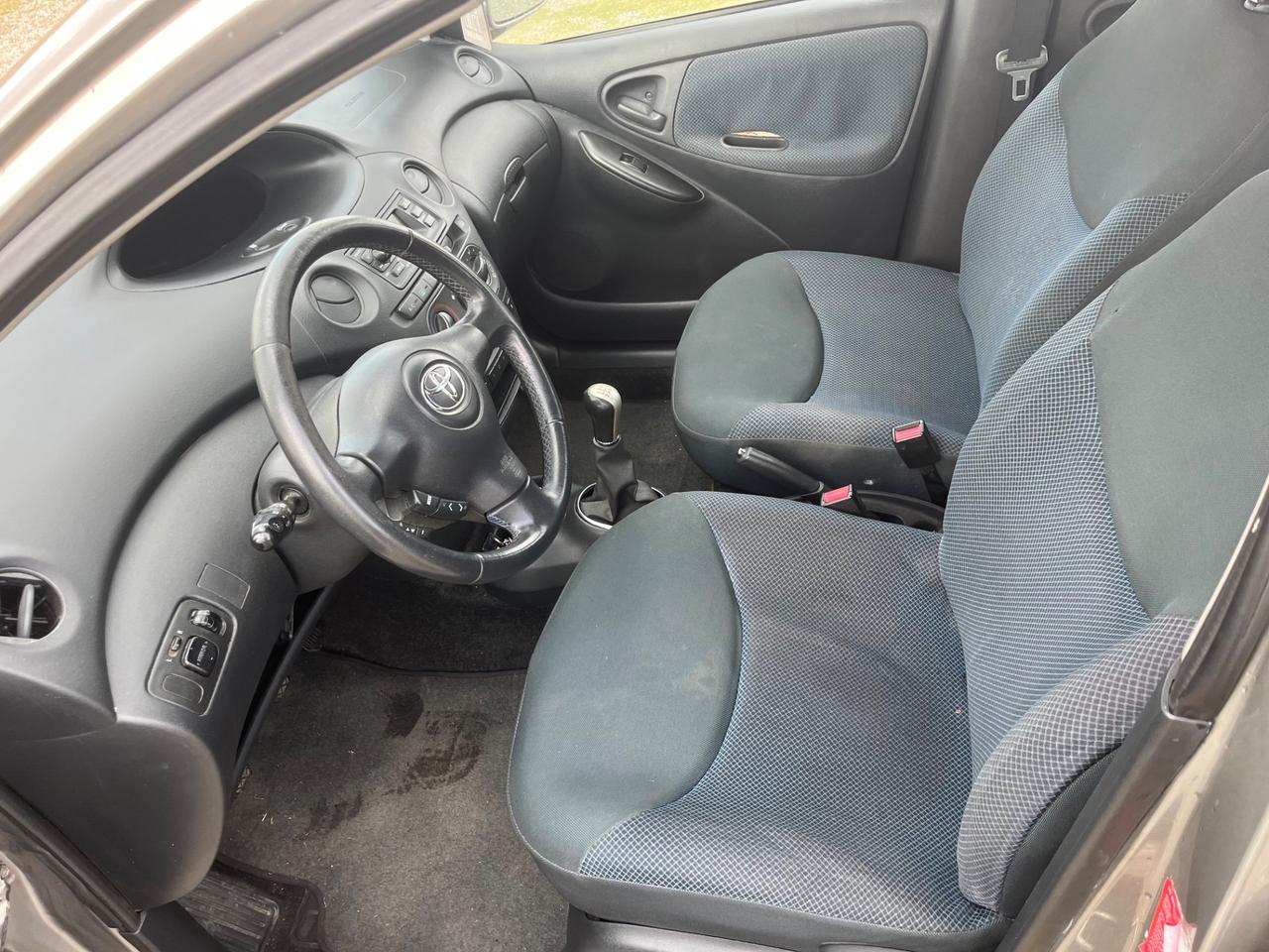 Toyota Yaris 1.0i 16V cat 5 porte Sol