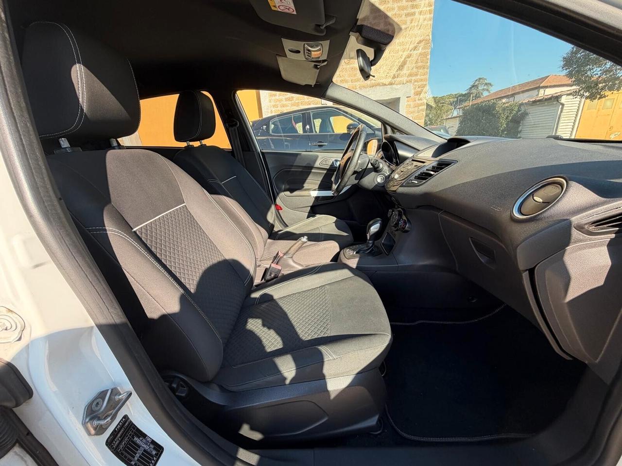Ford Fiesta Cambio Automatico Black & White
