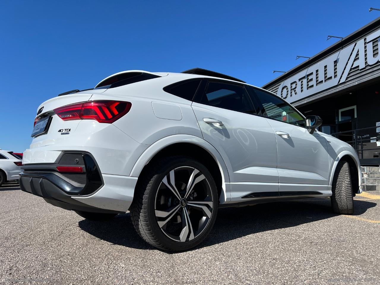 AUDI Q3 SPB 40 TDI quattro S tr. Ident. Black