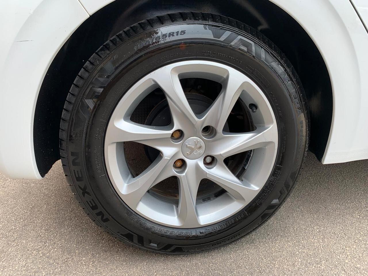 Peugeot 208 1.4 e-HDi 68 CV S&S robotizzato 5 porte Active