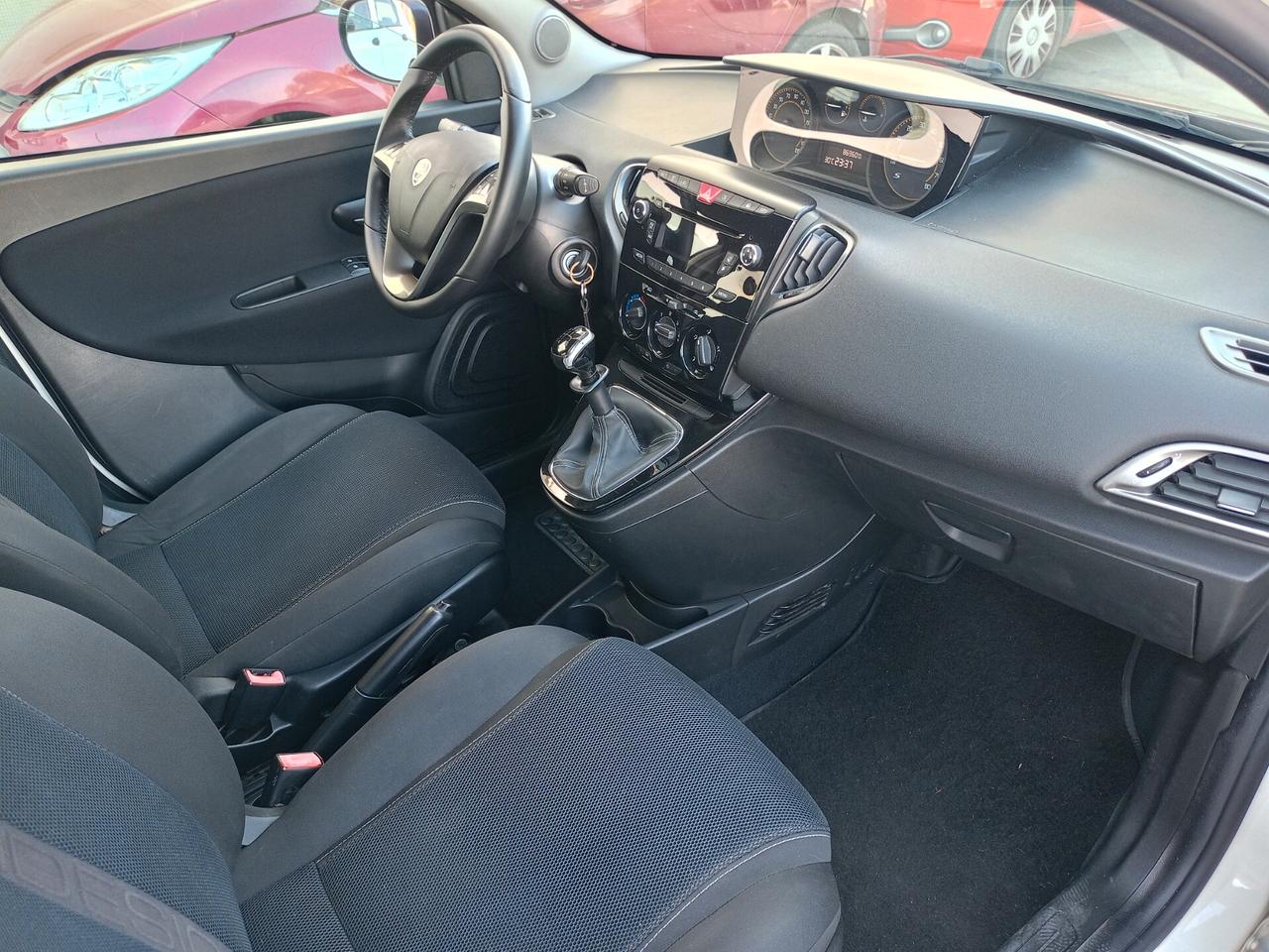 Lancia Ypsilon 1.200 5 porte S Momodesign