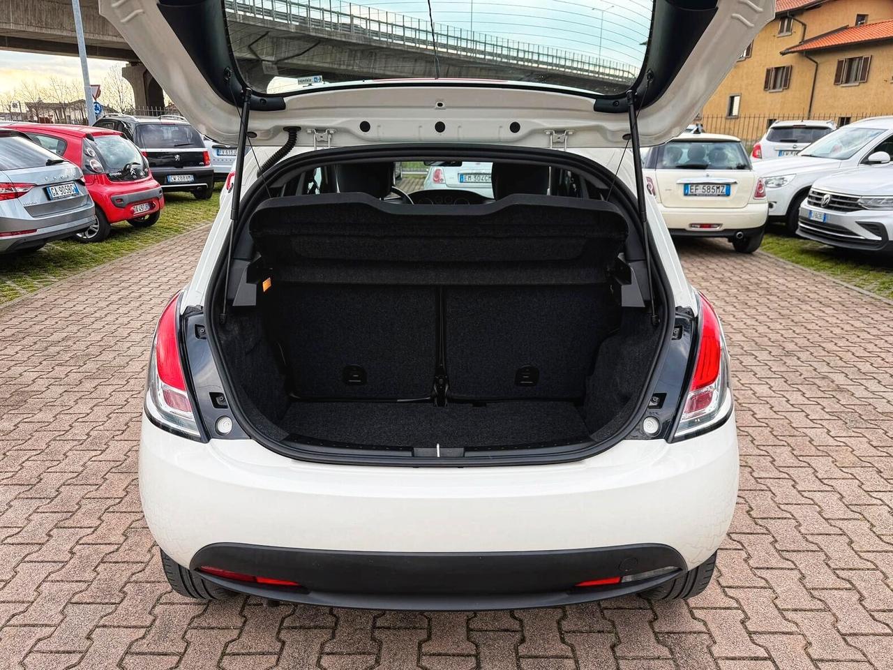 Lancia Ypsilon 1.2 69 CV 5 porte S&S OK NEOPATENTATI