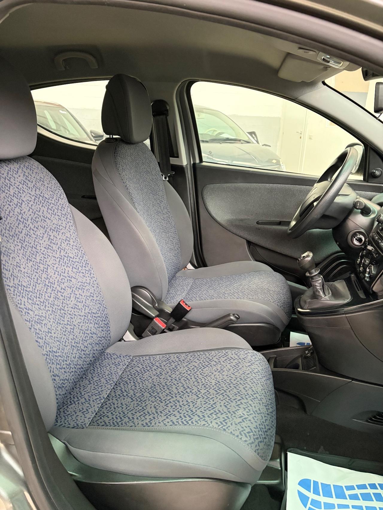 Lancia Ypsilon 1.0 Firefly hybrid silver