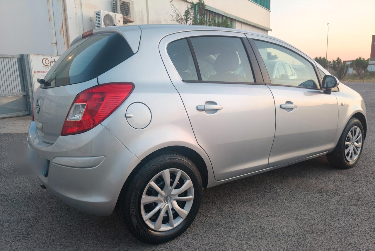 Opel Corsa con gancio traino e garanzia