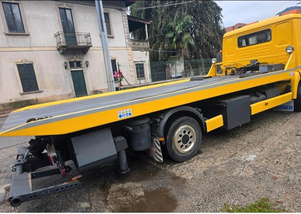 Man carroattrezzi soccorso stradale