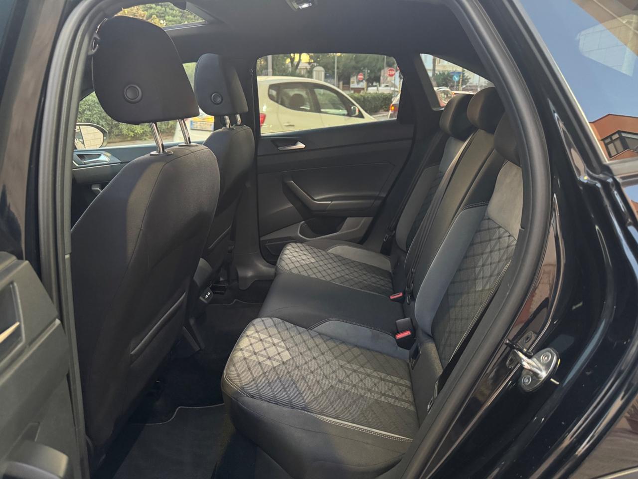 Volkswagen Taigo 1.0 TSI 110 CV DSG R-Line TETTO