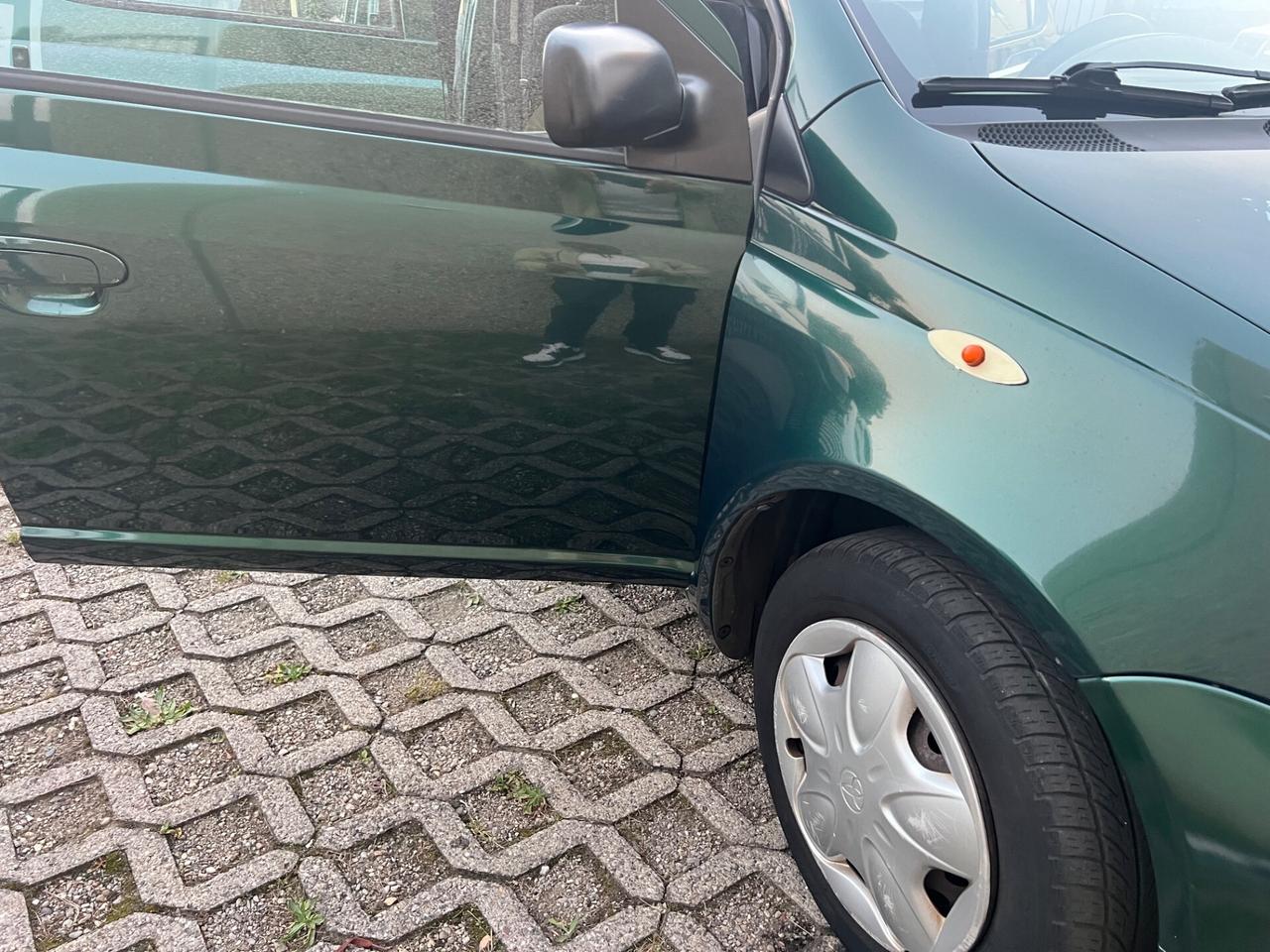 Toyota Yaris 1.0i 16V cat 5 porte Sol
