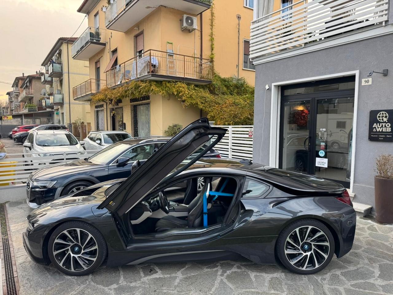 BMW i8 COUPE' TRE VOLUMI HYBRID 231cv