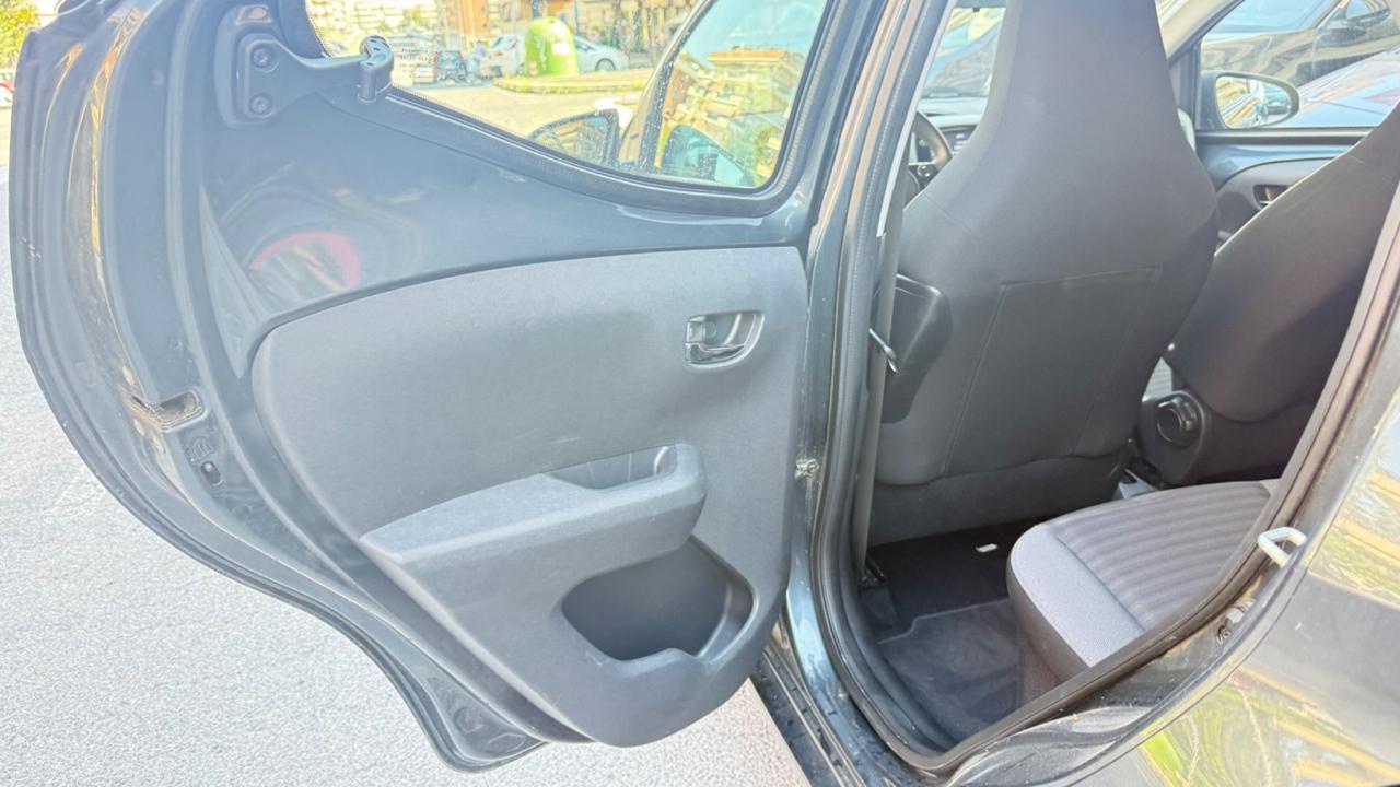 Toyota Aygo 1.0 VVT-i 72 CV 5 porte x-play LED NAVI CAR PLAY KAMER PDC BLUETOOTH CERCHI 16