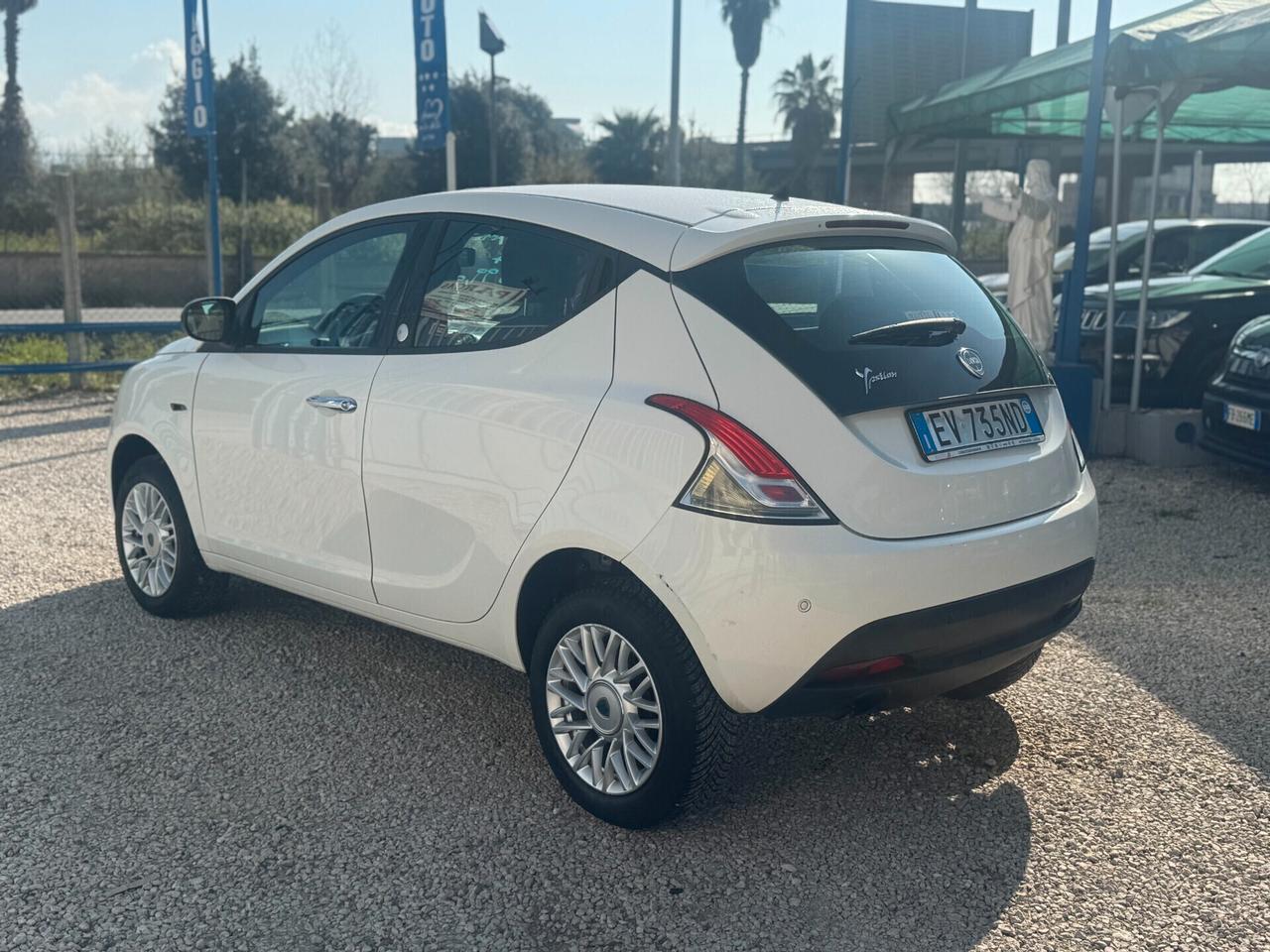 Lancia Ypsilon 0.9 TwinAir 85 CV 5 porte Metano Ecochic Gold pari al nuovo 2014