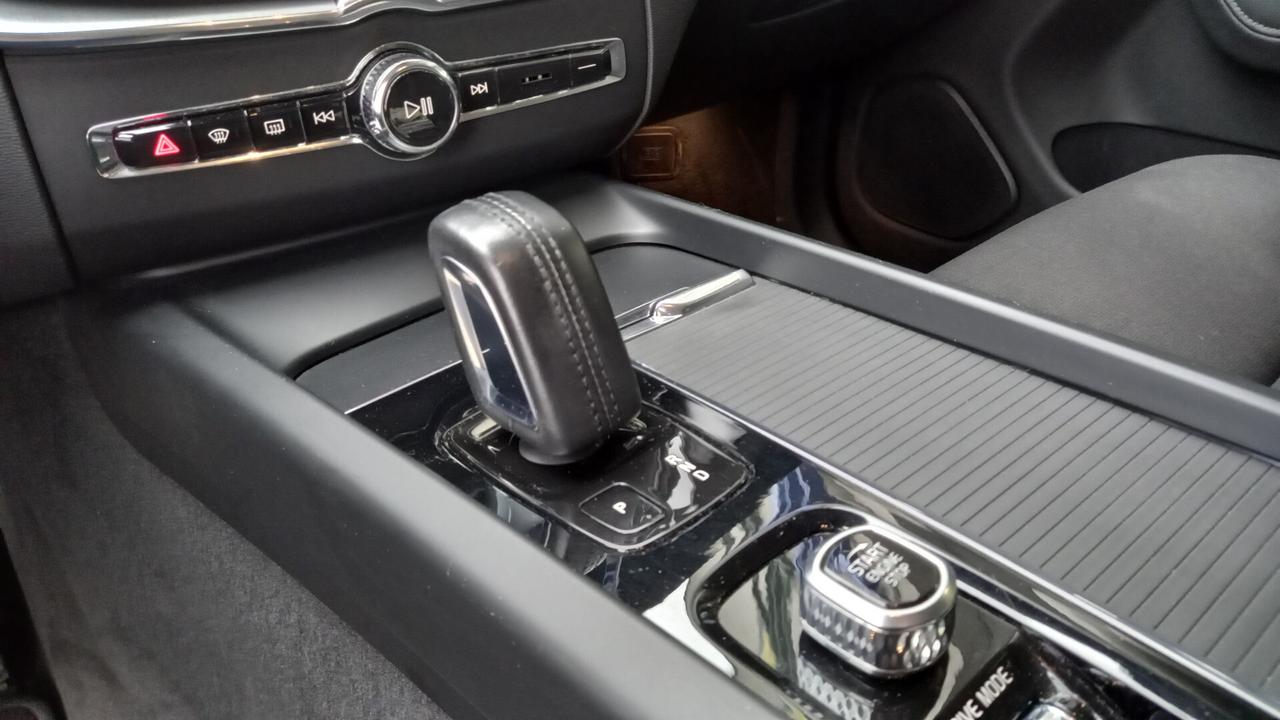 Volvo XC 60 XC60 B4 (d) AWD Geartronic Momentum