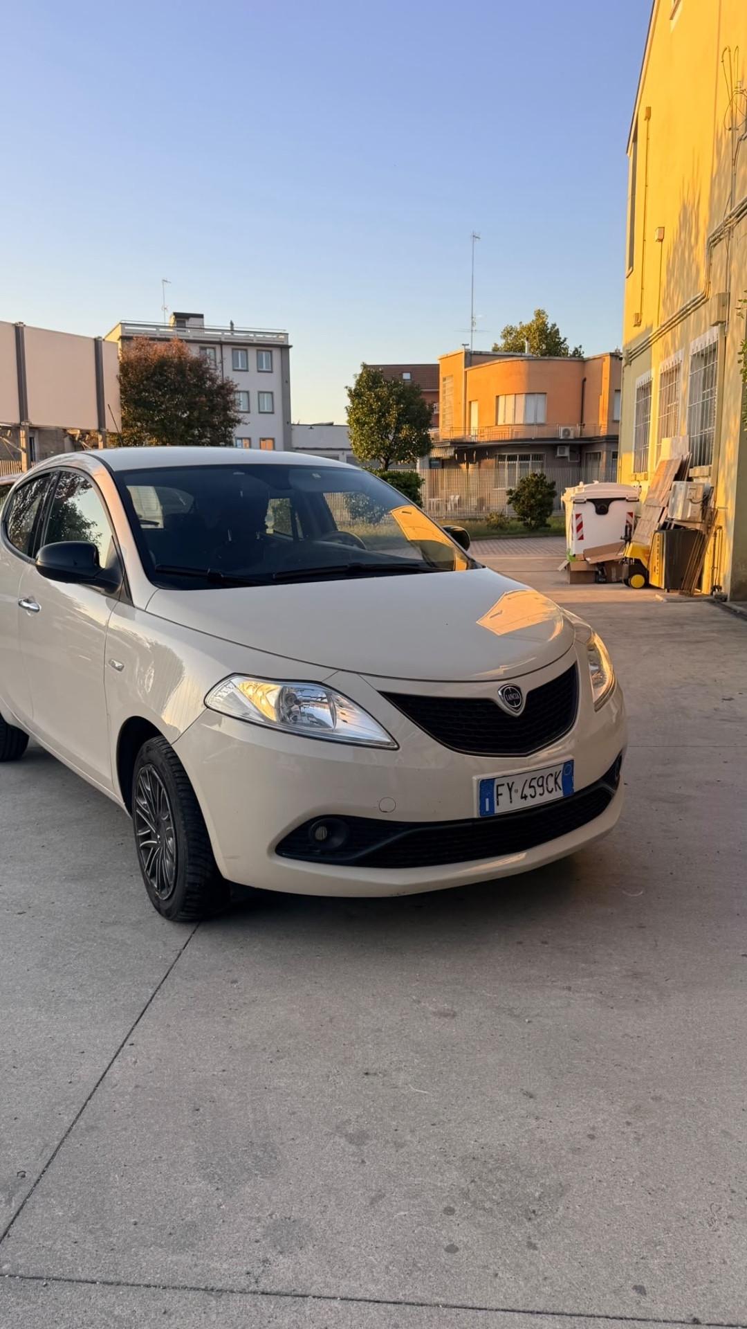 Lancia Ypsilon 1.2 69 CV 5 porte S&S Platinum
