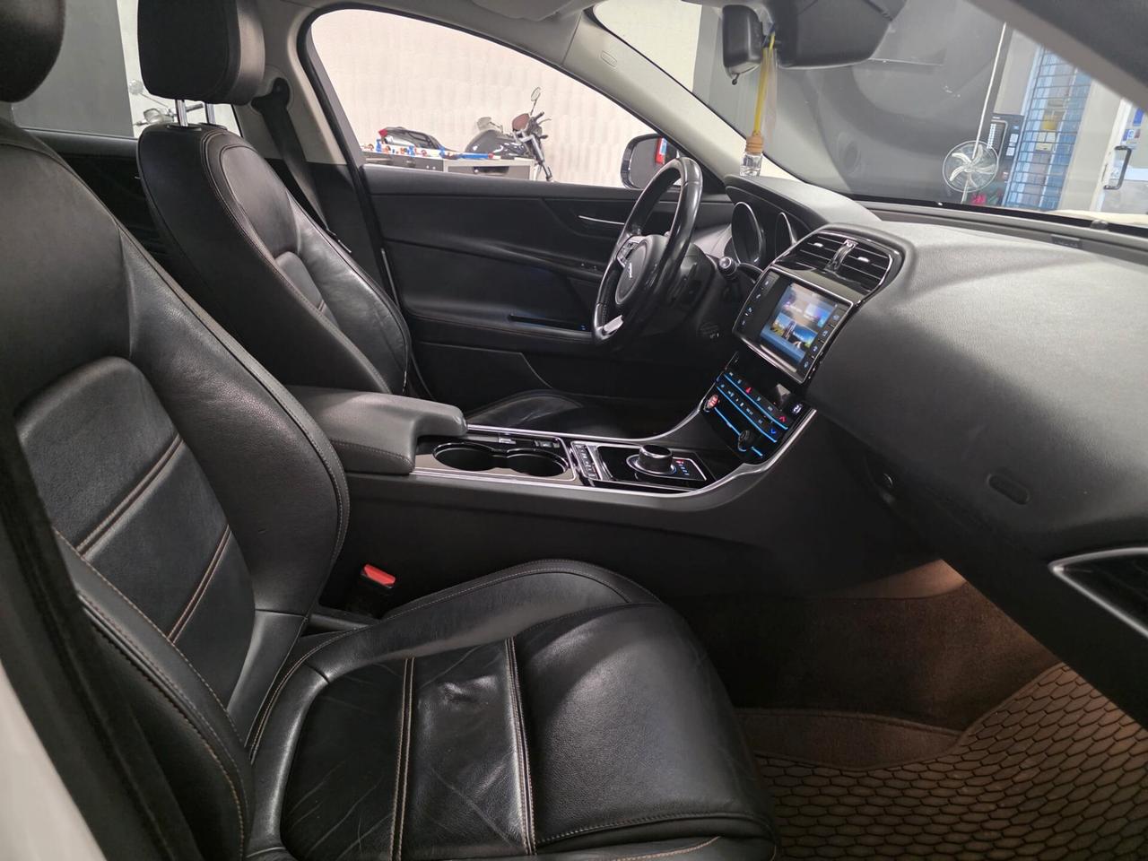 Jaguar XE 2.0 D Turbo 180CV Portfolio