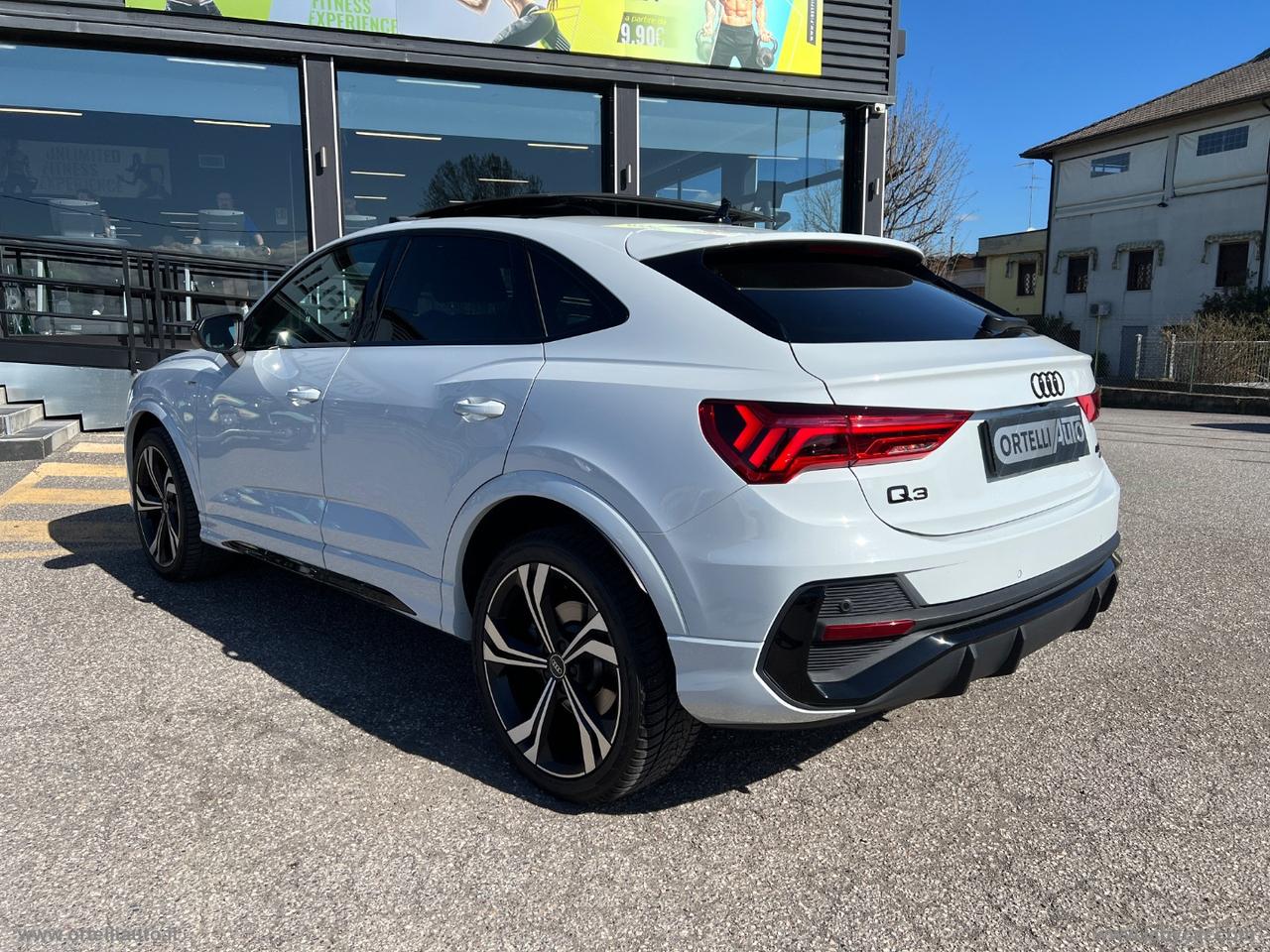 AUDI Q3 SPB 40 TDI quattro S tr. Ident. Black