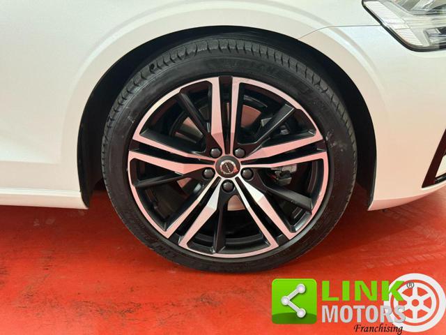 VOLVO V60 B4 (d) aut Ultimate Dark 19" IVA ESP. GARANZIA 24