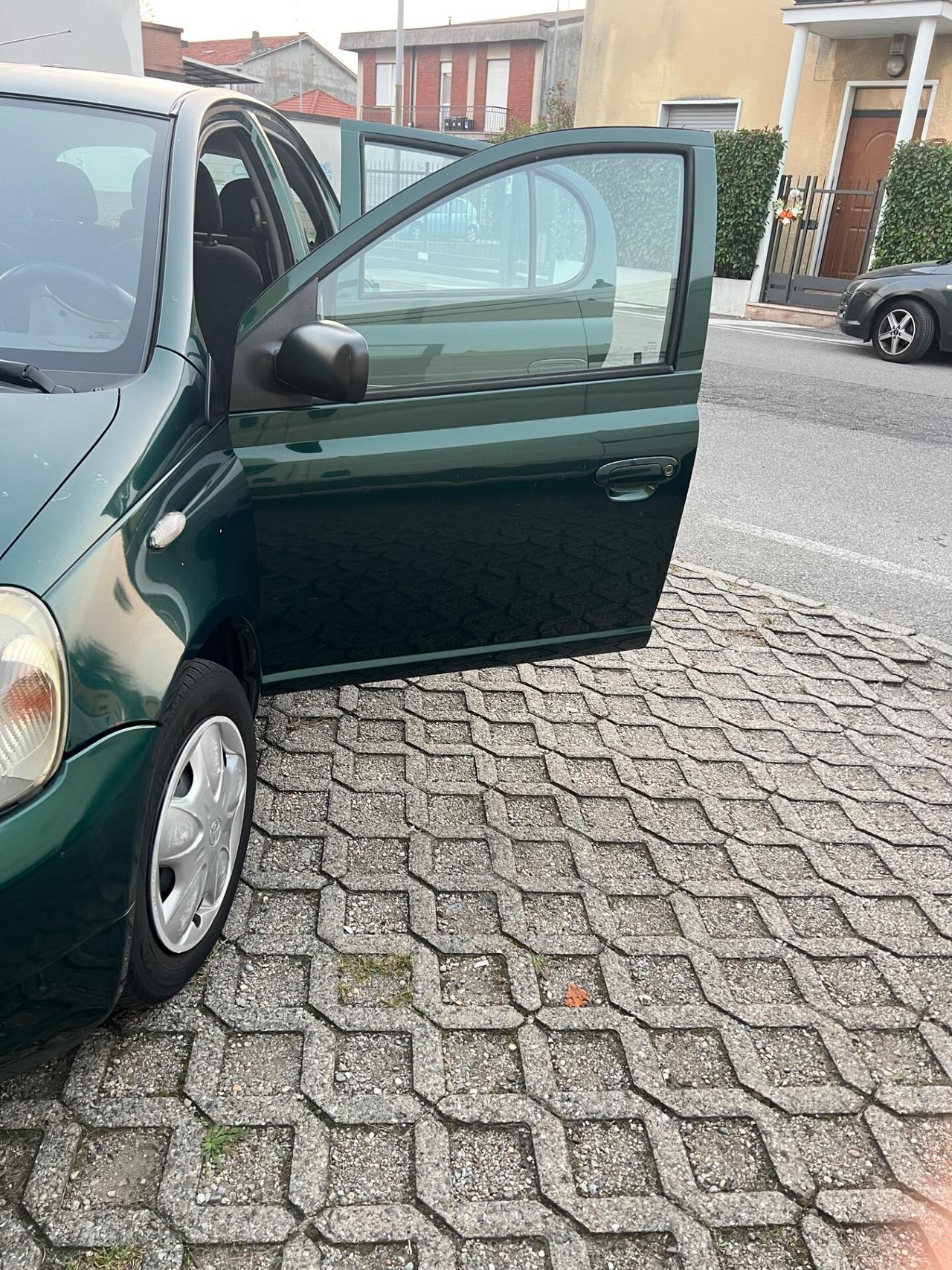Toyota Yaris 1.0i 16V cat 5 porte Sol