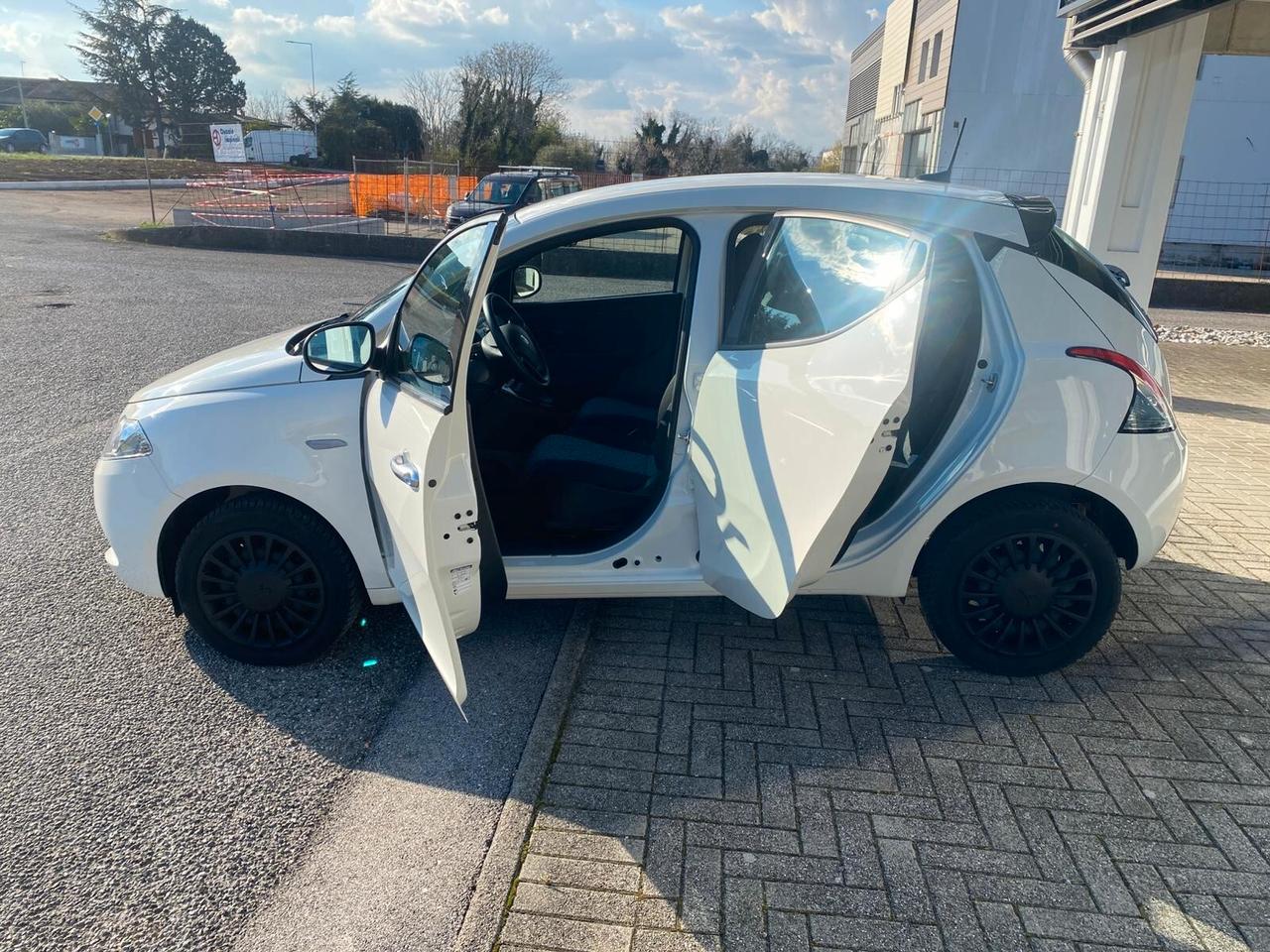 Lancia Ypsilon 1.0 FireFly 5 porte S&S Hybrid Gold