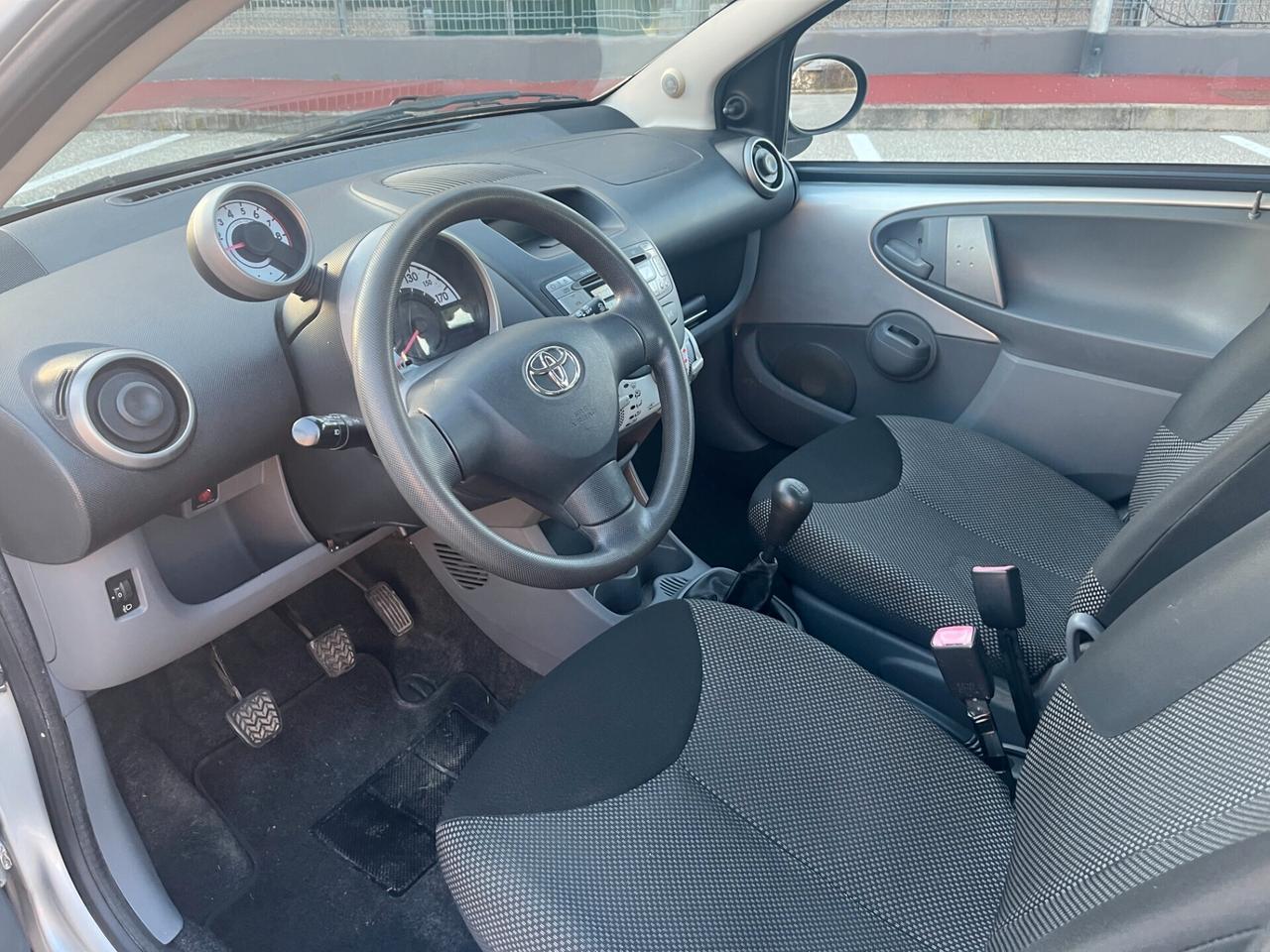 Toyota Aygo 1.0 12V VVT-i 5 porte Sol Connect Red Edition NEOPATENTATI