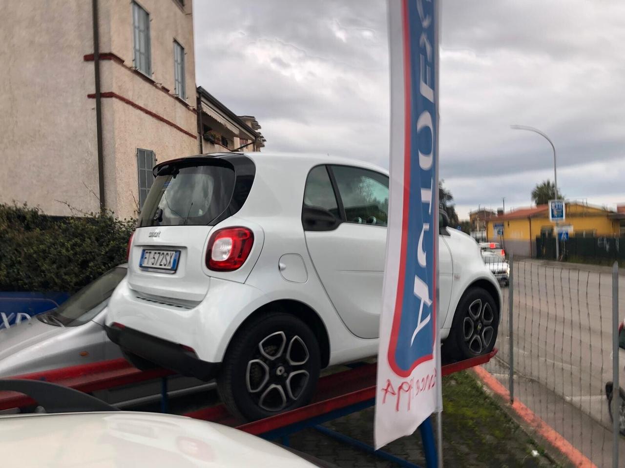 Smart ForTwo 70 1.0 Passion TOTAL WHITE ADATTA PER NEOPATENTATI-PELLE-NAVIGATORE-SEDILI RISCALDATI-POSSIBILITA' DI GARANZIA FINO A 36 MESI!!!