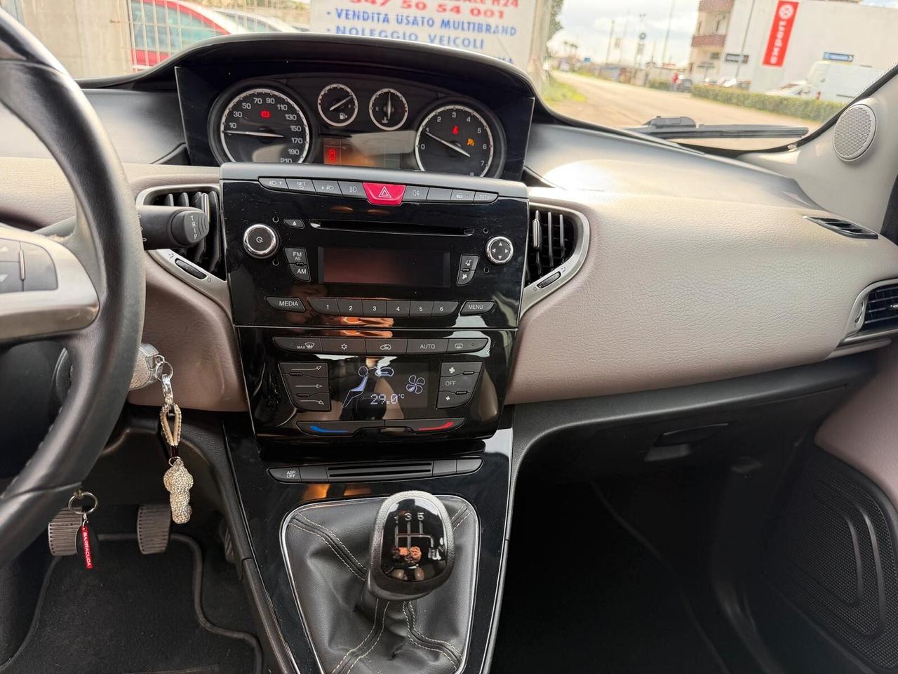 Lancia Ypsilon 1.2 BENZ - 69 CV - 5 porte