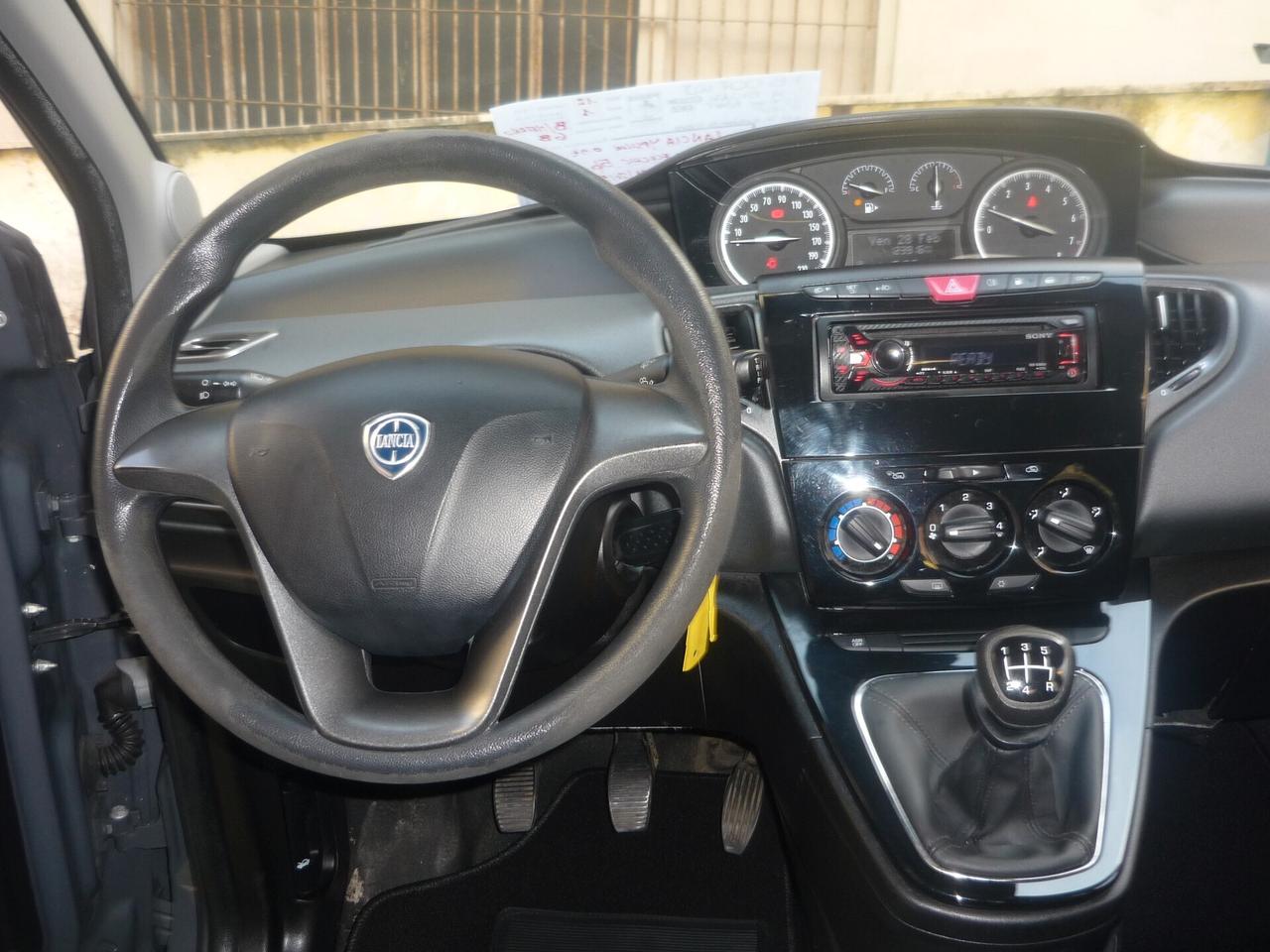 Lancia Ypsilon 0.9 TwinAir 85 CV 5 porte Metano Ecochic Silver