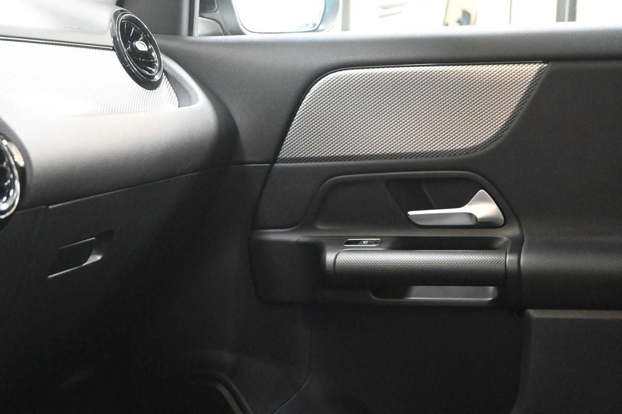 MERCEDES GLA (H247) GLA 180 d Automati...