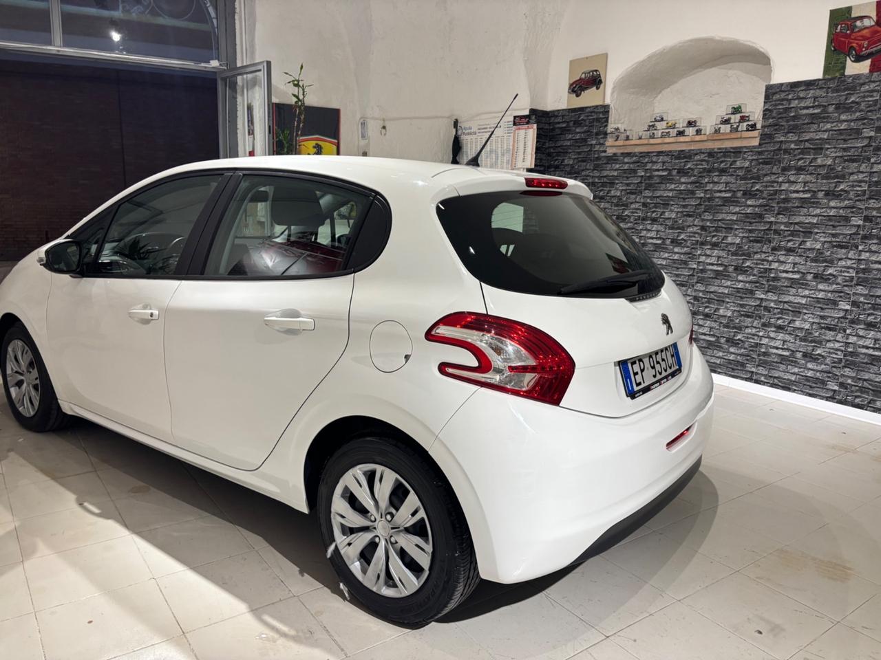 Peugeot 208 1.4 HDi 68 CV 5 porte Allure