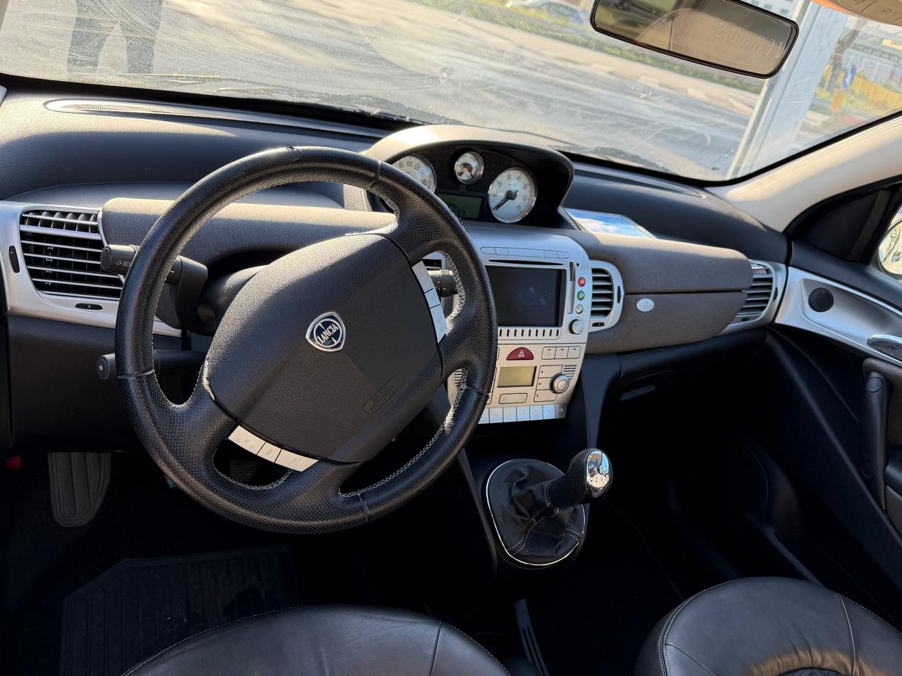 Lancia Ypsilon 1.3 MJT 75 CV Versus