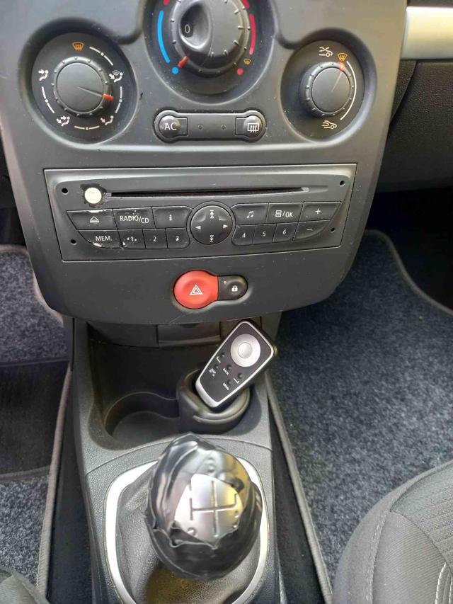 RENAULT Clio 1.2 16V 5 porte Luxe neopatentati