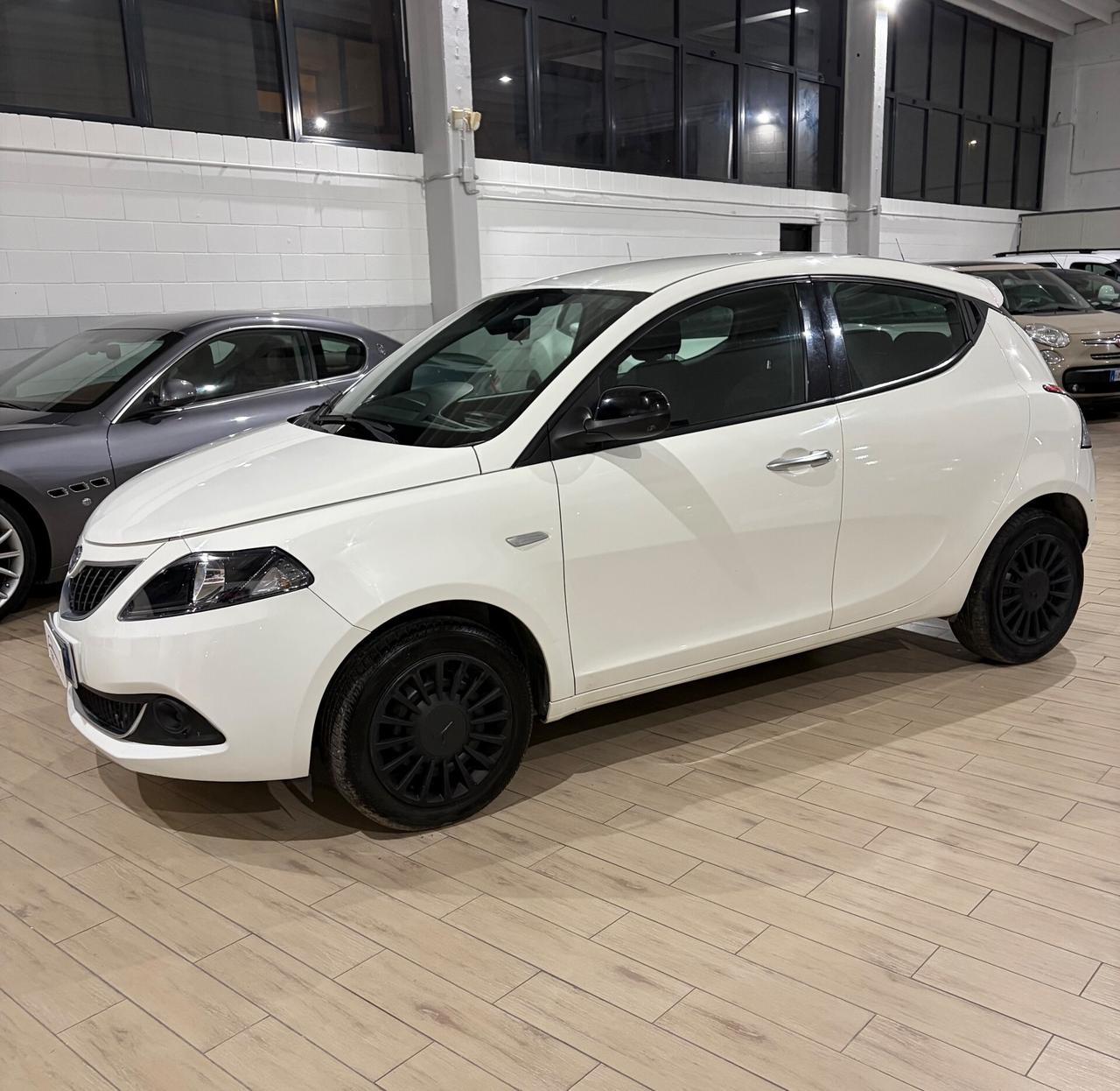 Lancia Ypsilon 1.0 Firefly hybrid
