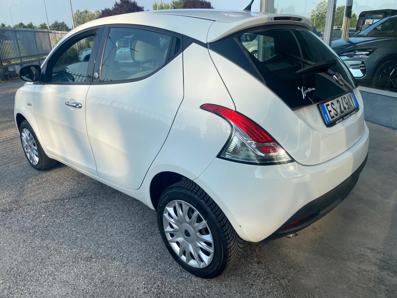 Lancia Ypsilon 0.9 TwinAir 85 CV 5 porte Metano Ecochic Silver