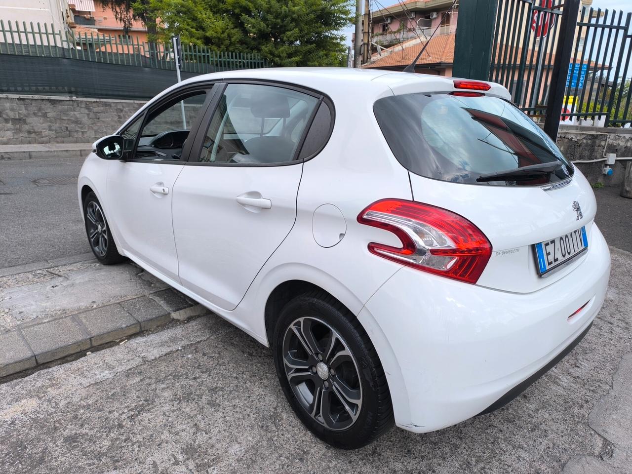 Peugeot 208 1.4 HDi 68 CV 5 porte Allure