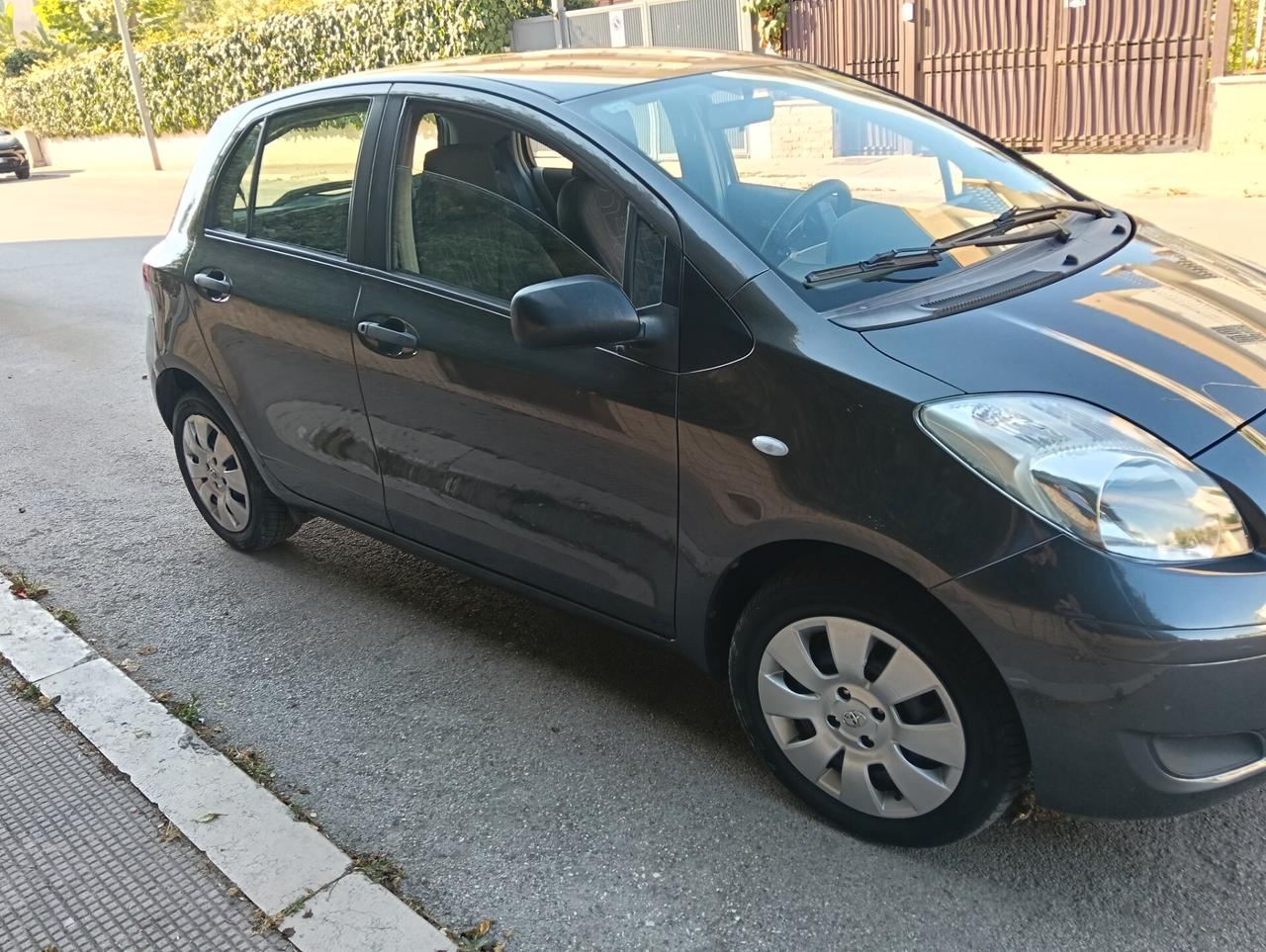 Toyota Yaris 1.0 5 porte Sol Uniprop. Full. da esposizione EURO 5