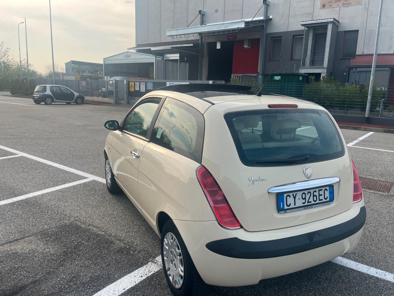 Lancia Ypsilon 1.2 Argento TETTO PANORAMICO APRIBILE ADATTA AI NEOPATENTATI