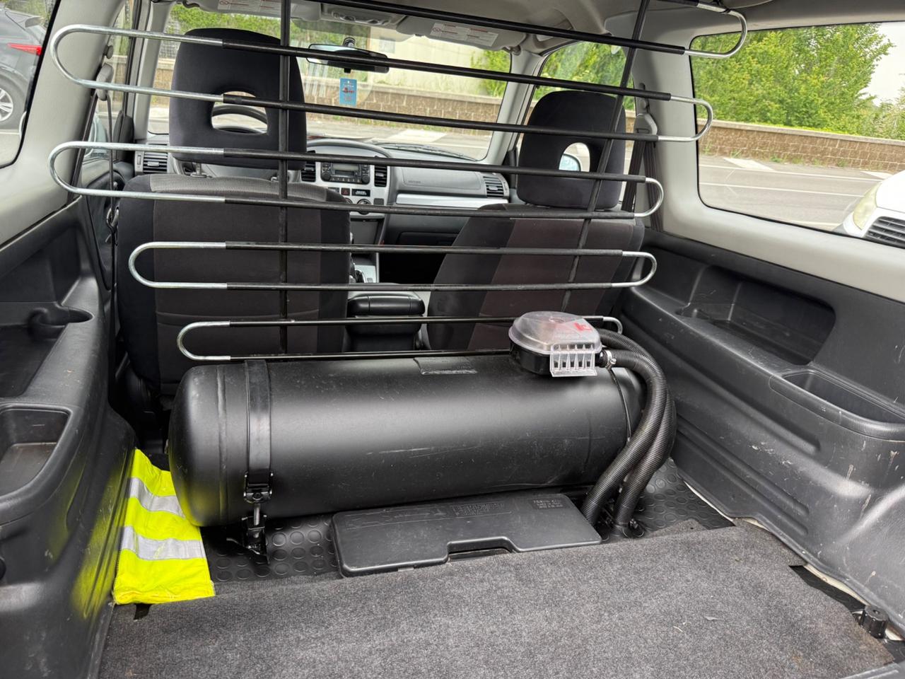 Suzuki Grand Vitara con carrello autocarro GPL