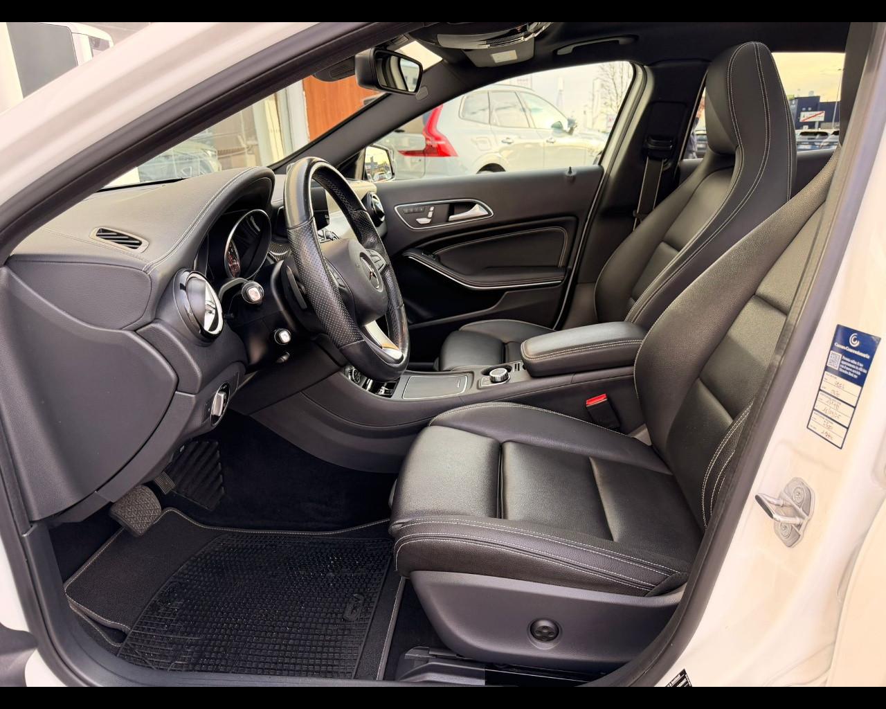 Mercedes-Benz GLA - X156 - GLA 200 d Night Edition auto