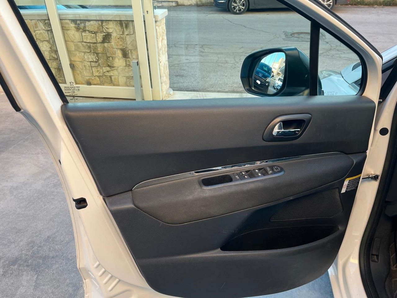 Peugeot 5008 1.6 e-HDi 115CV Stop&Start cambio robotizzato Active