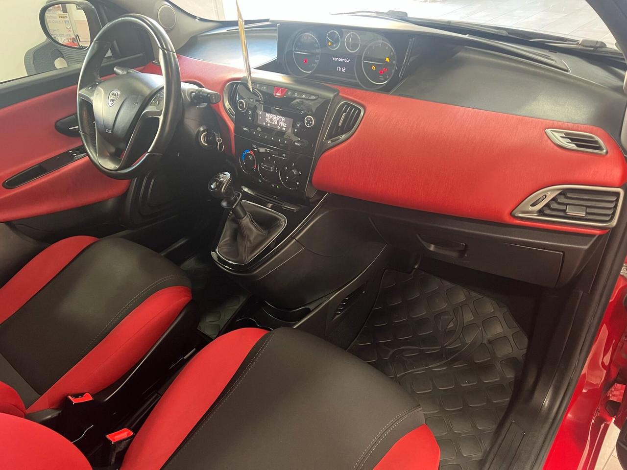 Lancia Ypsilon 1.2 69 CV 5 porte S&S Black&Red