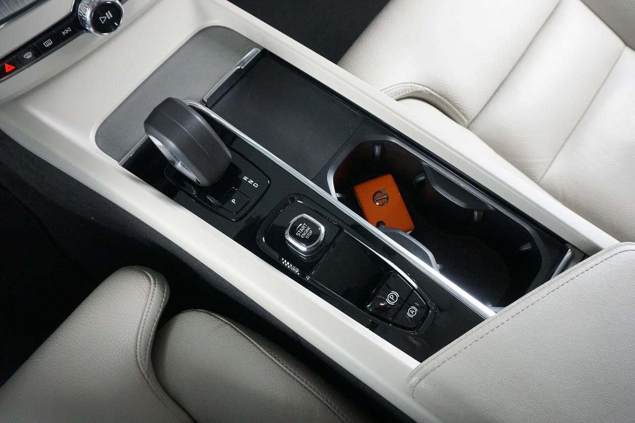 Volvo XC 60 B4 (d) auto AWD autocarro Ultimate Dark