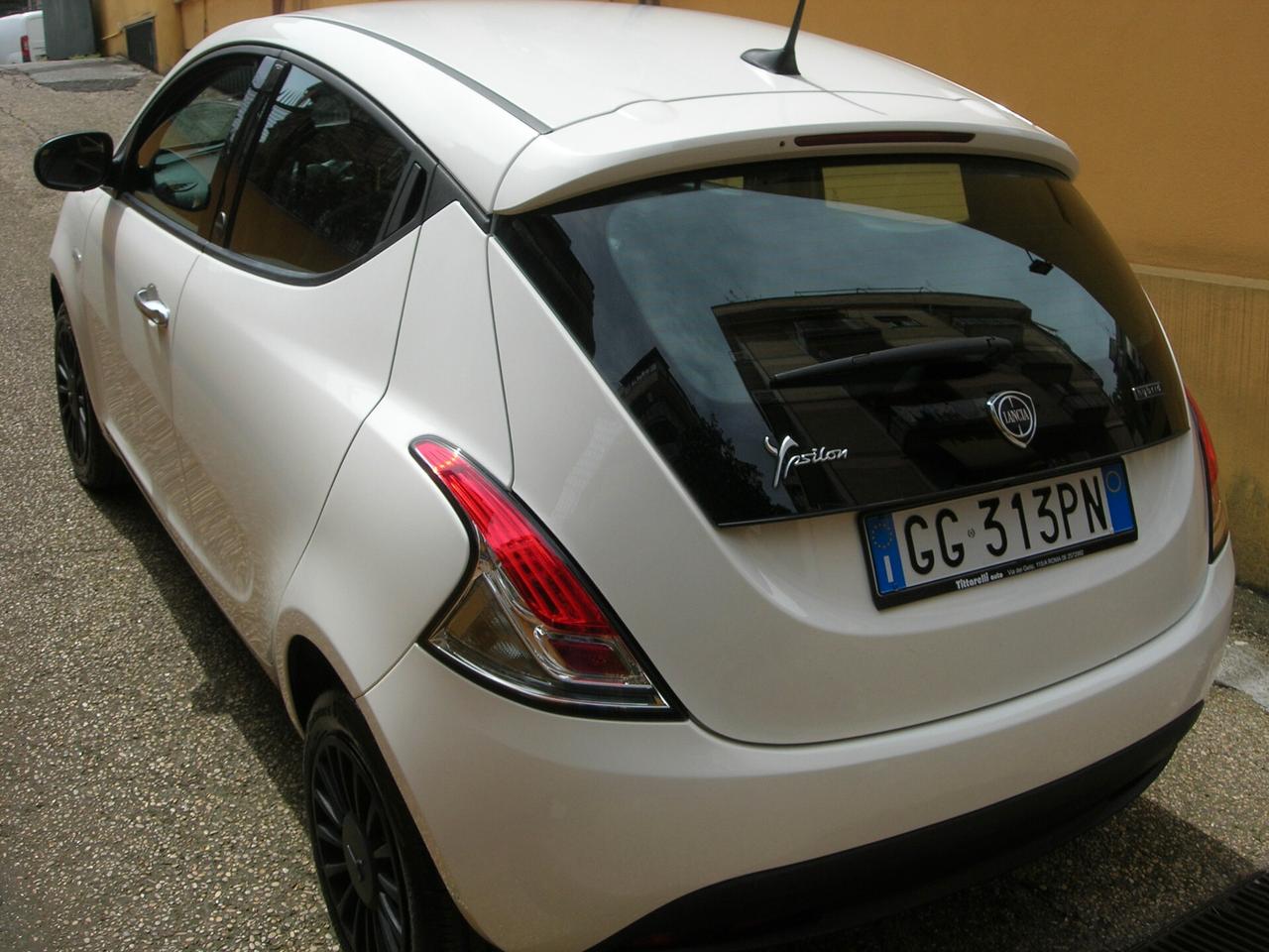 Lancia Ypsilon 1.0 FireFly 5 porte S&S Hybrid Ecochic Silver