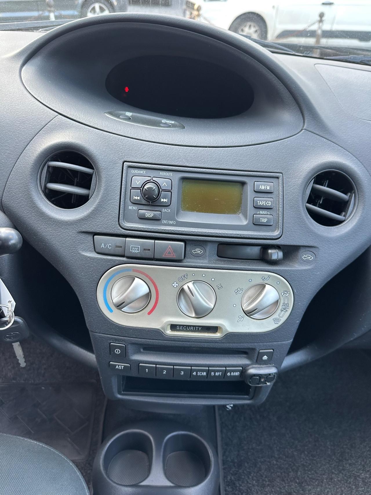 Toyota Yaris 1.0i 16V cat 5 porte Sol