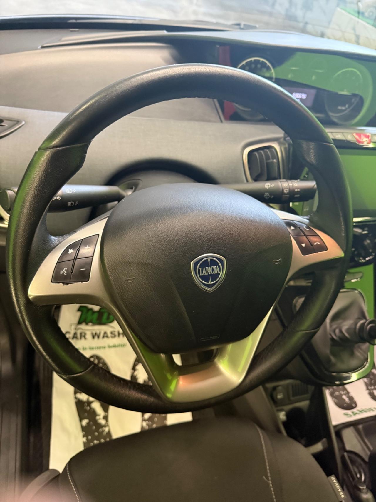 Lancia Ypsilon 1.0 FireFly 5 porte S&S Hybrid Ecochic Silver