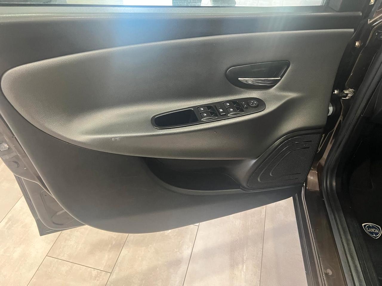 Lancia Ypsilon 0.9 TwinAir 85 CV 5 porte S&S Platinum