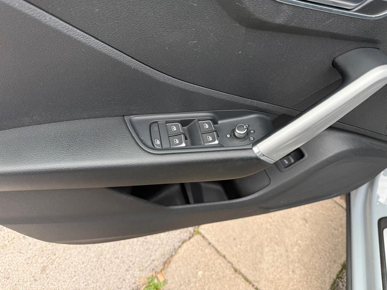 Audi Q2 30 TDI cockpit pelle led