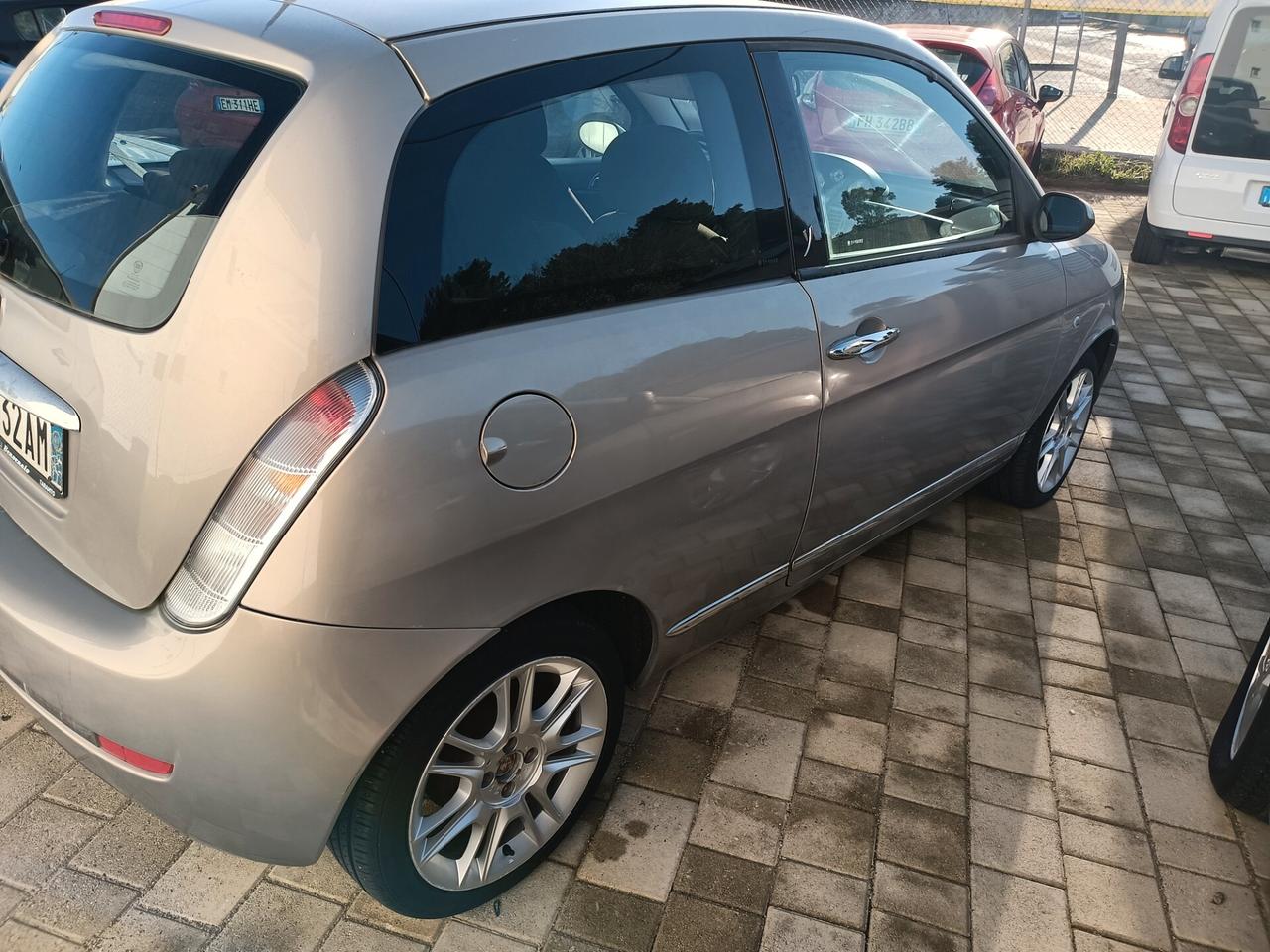 Lancia Ypsilon 1.3 MJT 75 CV Argento