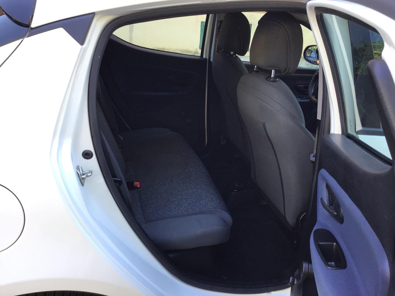 Lancia Ypsilon 1.0 FireFly 5 porte S&S Hybrid Silver