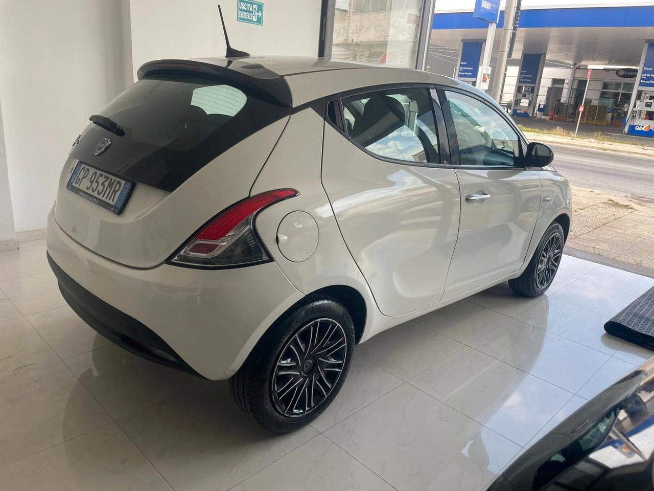 Lancia Ypsilon 1.0 FireFly 5 porte S&S Hybrid Alberta Ferretti