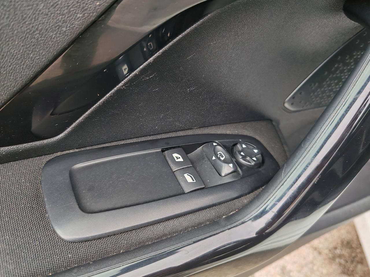 Peugeot 208 1.4 HDi 68 CV 5 porte