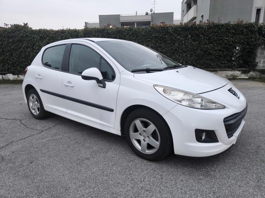 PEUGEOT 207 1,4 BENZINA- OK NEOPATENTATI